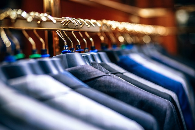 Cabides de Madeira: Elegância e Durabilidade para Exposição de Roupas